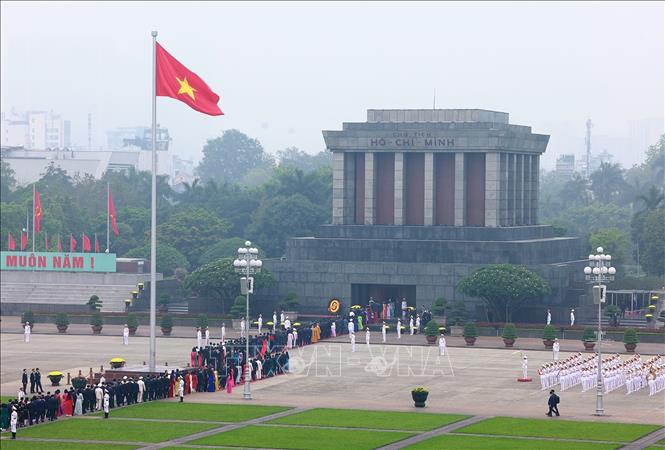 Đại biểu Quốc hội khóa XVI vào Lăng viếng Chủ tịch Hồ Chí Minh. Ảnh: Dương Giang/TTXVN
