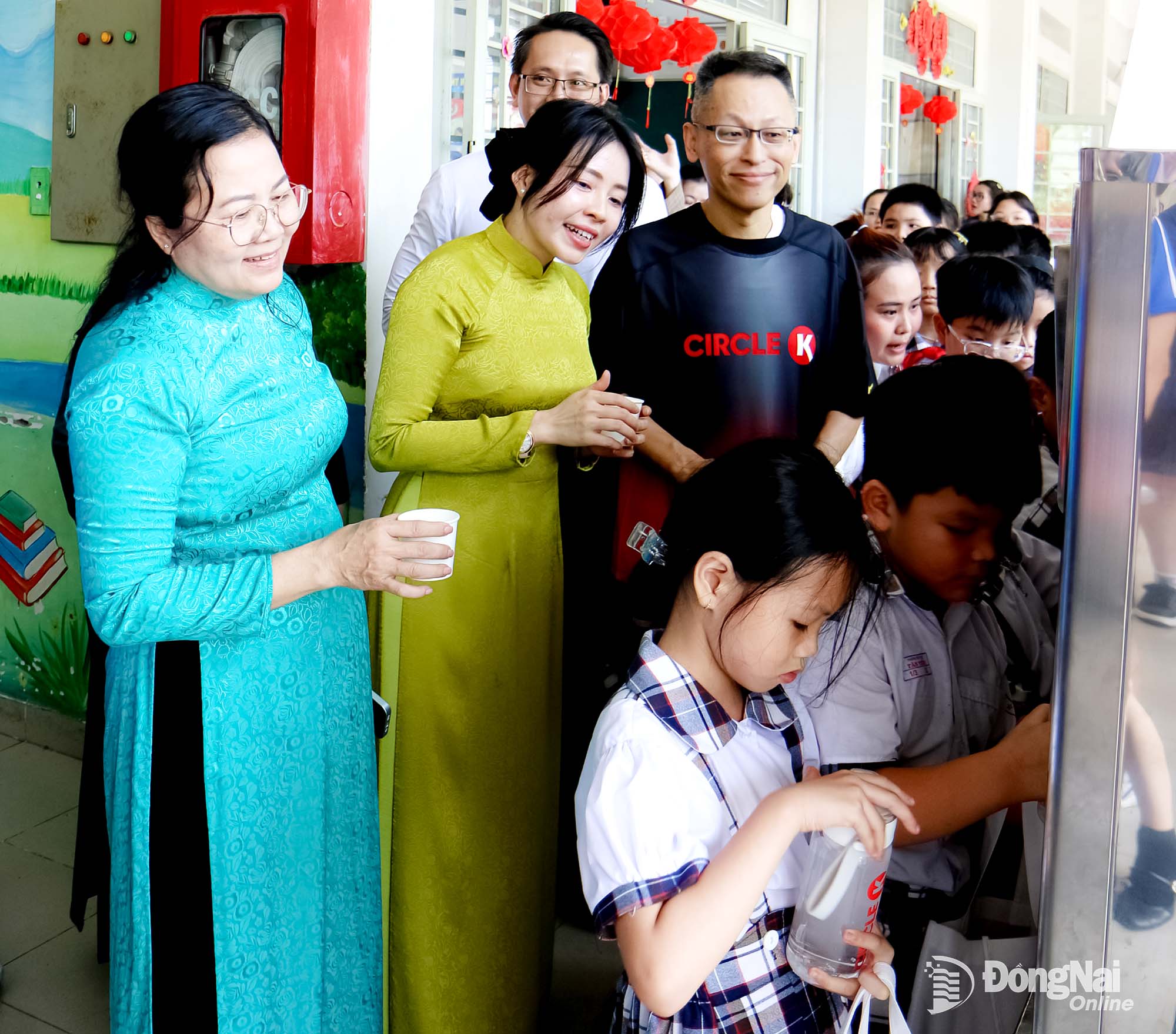 Students of Tan Tien Primary School use clean water. Photo: Van Truyen

