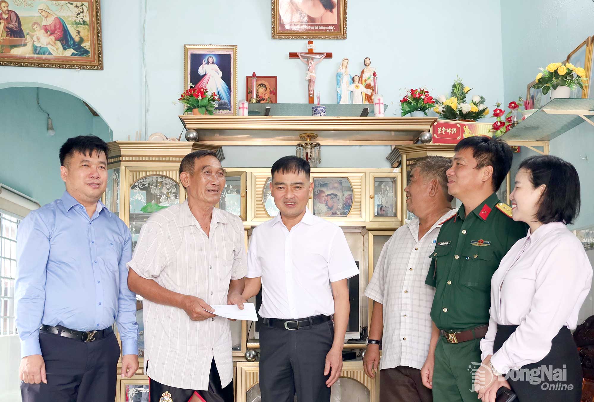 Leaders of An Vien Commune visit and present gifts to wounded and sick soldiers and policy families in the commune. Photo: Thu Bon

