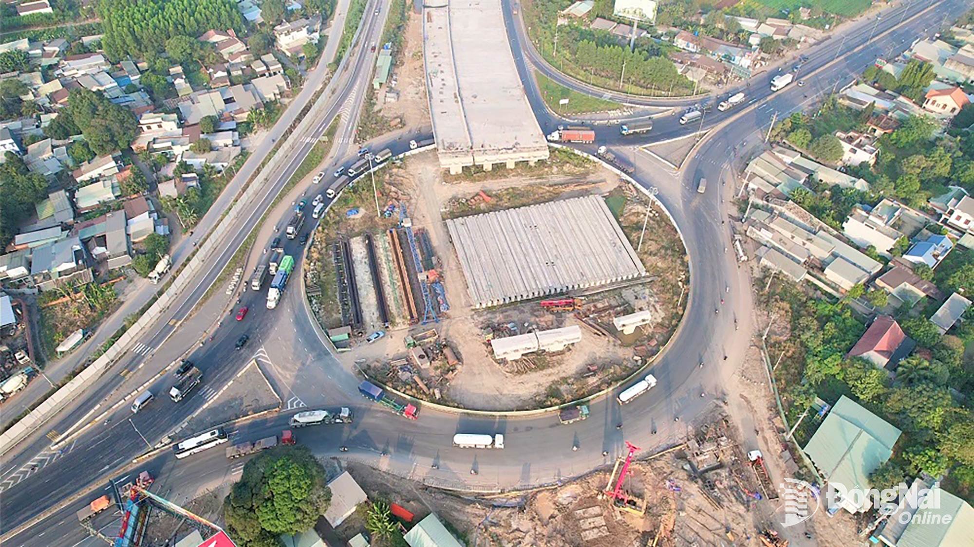 Thi công nút giao cao tốc Bến Lức - Long Thành với quốc lộ 51. Ảnh: Phạm Tùng