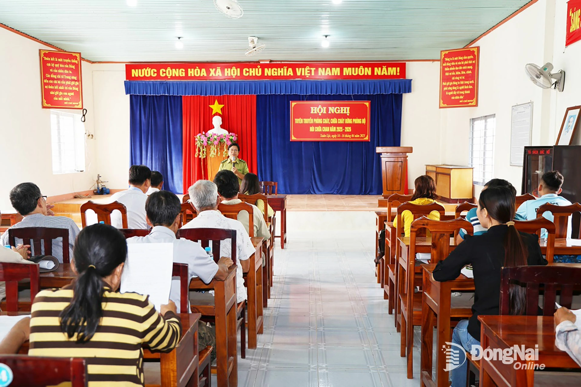 Hạt Kiểm lâm khu vực 2 tuyên truyền công tác phòng, chống cháy rừng cho các hộ dân sinh sống xung quanh khu vực núi Chứa Chan. Ảnh: Ngọc Hoàng
