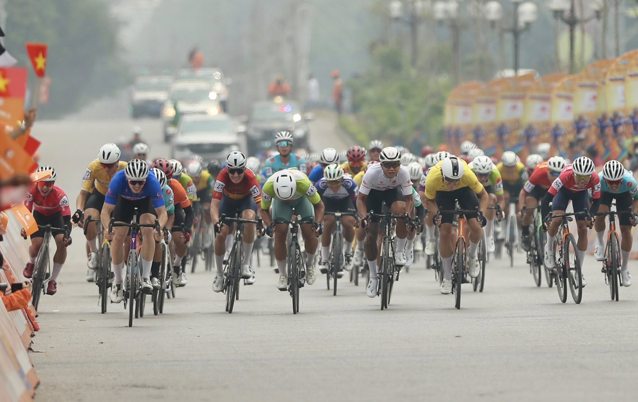 Ngoại binh Marchuk Dzianis của Kenda Đồng Nai (áo xanh) rút thắng chặng 4, đoạt cú đúp Áo vàng, Áo xanh sau chặng 4. Ảnh: Cycling News