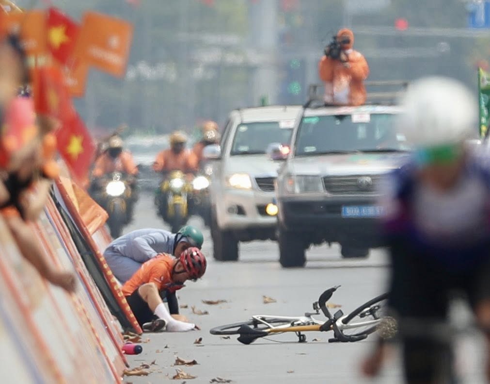Áo cam Nguyễn Văn Bình (Vinama Thành phố Hồ Chí Minh)