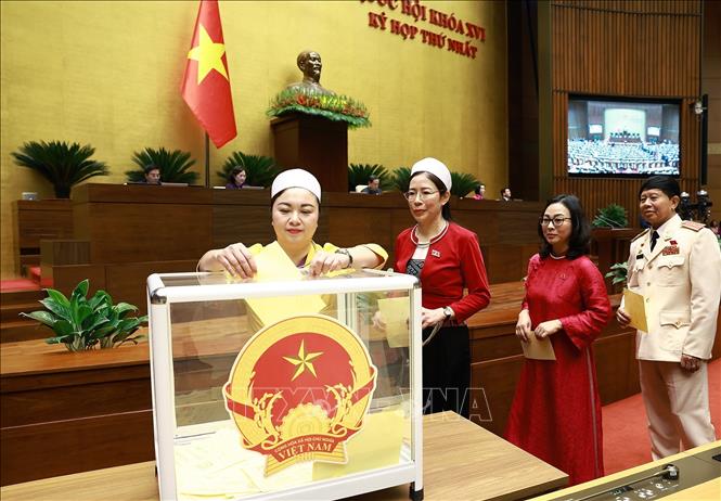 Các đại biểu Quốc hội bỏ phiếu bầu Chủ tịch nước. Ảnh: Dương Giang/TTXVN
