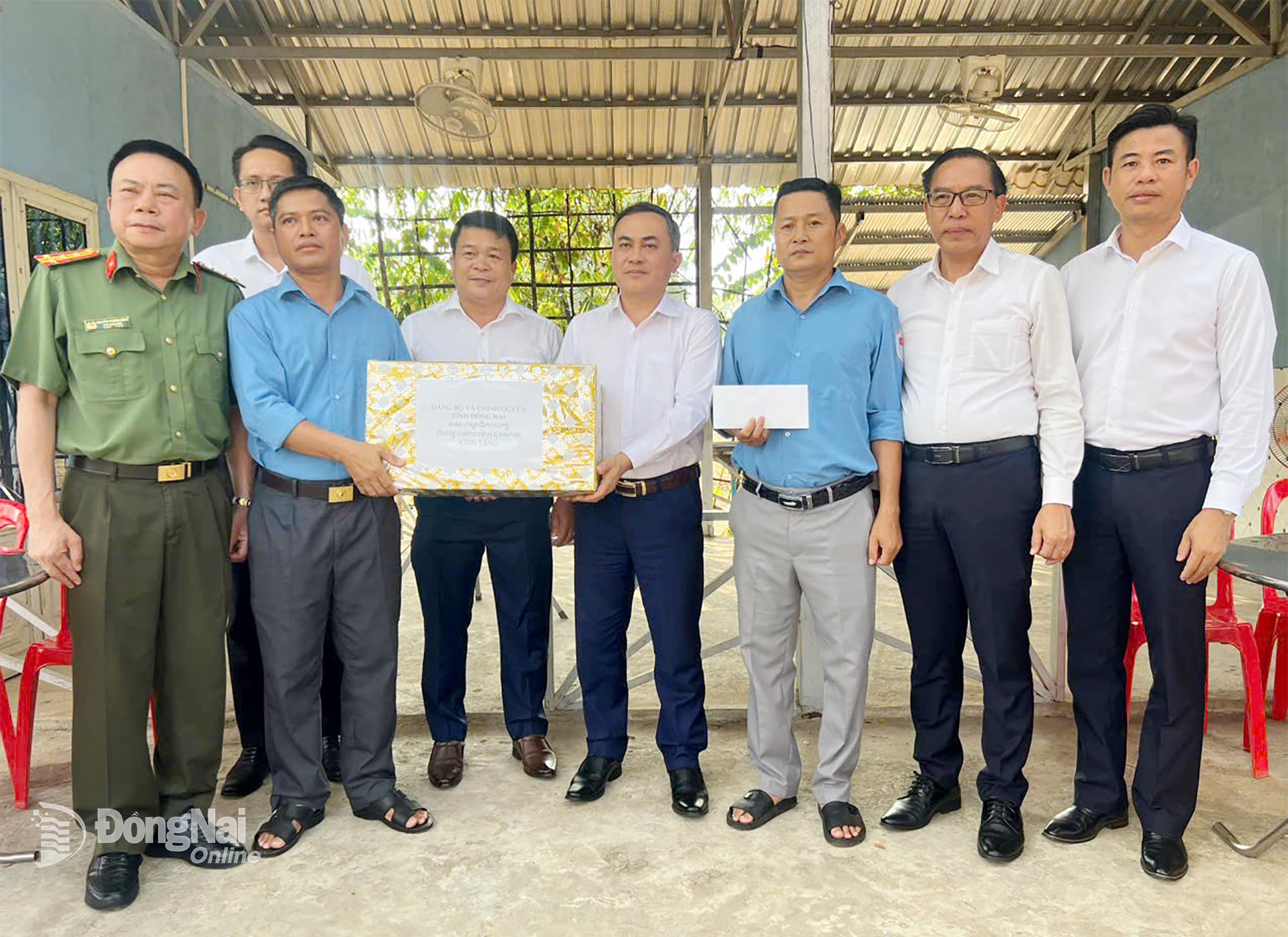 The working delegation visits and encourages Team K72 performing duties in Kampong Thom province, Kingdom of Cambodia. Photo: Thanh Phuong