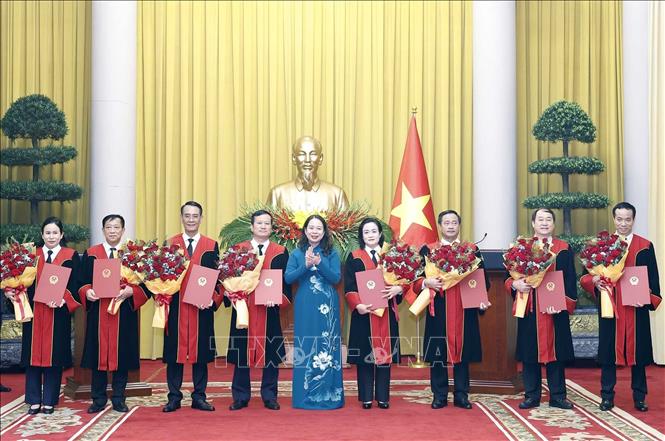 Bí thư Trung ương Đảng, Phó Chủ tịch nước Võ Thị Ánh Xuân tặng hoa chúc mừng các Thẩm phán Tòa án nhân dân Tối cao nhận Quyết định bổ nhiệm. Ảnh: Thống Nhất/TTXVN
