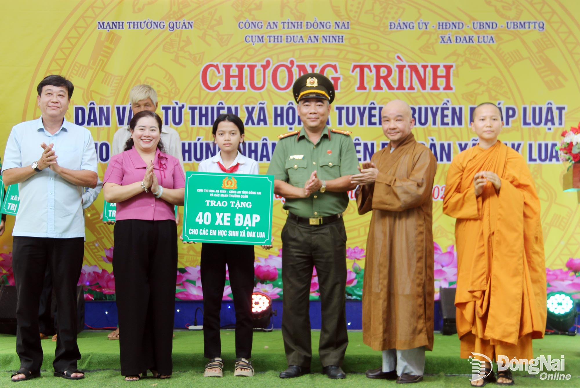 Trao bảng biểu trưng tặng xe đạp cho học sinh. Ảnh: Trần Danh