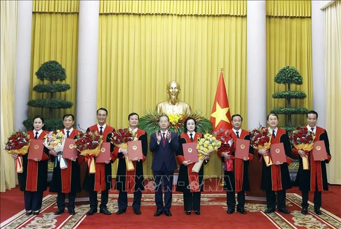 Bí thư Trung ương Đảng, Chánh án Tòa án nhân dân Tối cao Nguyễn Văn Quảng tặng hoa chúc mừng các Thẩm phán Tòa án nhân dân Tối cao nhận Quyết định bổ nhiệm. Ảnh: Thống Nhất/TTXVN
