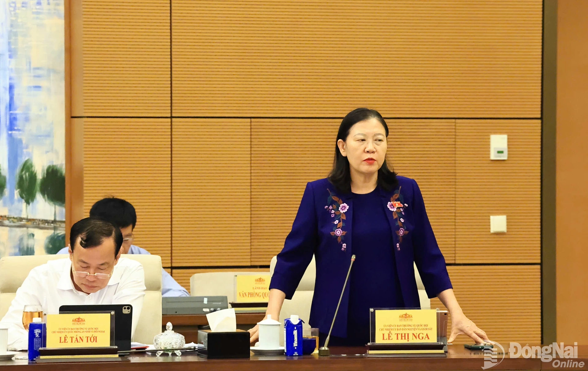 Le Thi Nga, Member of the NA Standing Committee and Chairwoman of the NA Committee for People’s Aspirations and Supervision, speaks at the session. Photo: Cong Nghia

