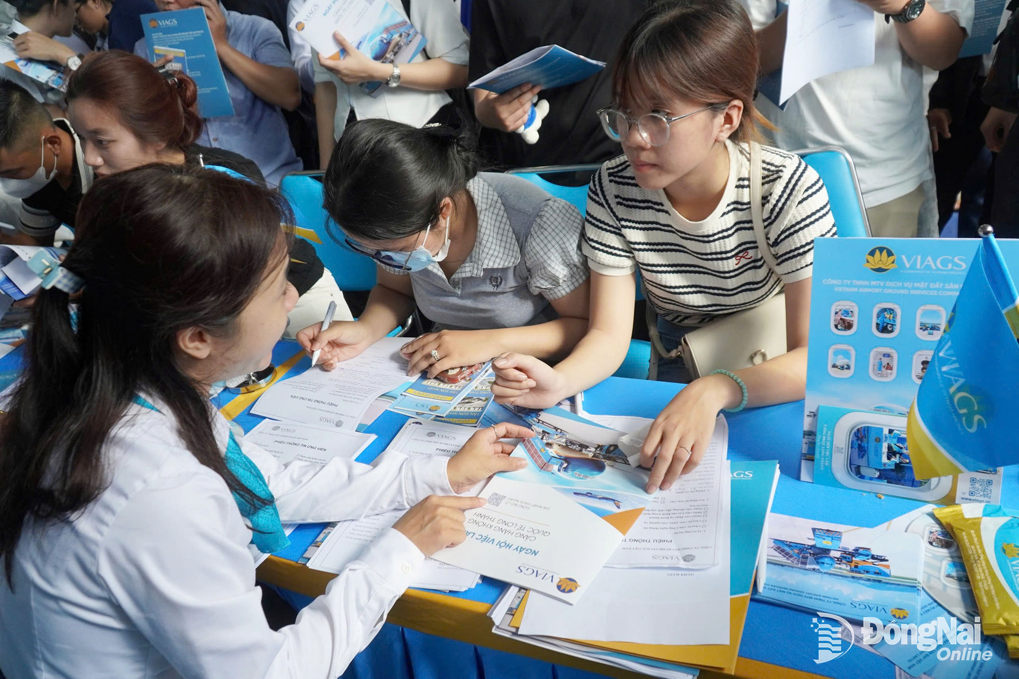 Người lao động tìm cơ hội việc làm tại Ngày hội việc làm Sân bay Long Thành diễn ra năm 2025. Ảnh: Thảo My