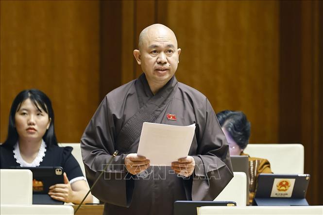 Thượng tọa Thích Đức Thiện, đại biểu Quốc hội tỉnh Điện Biên phát biểu. Ảnh: Doãn Tấn/TTXVN
