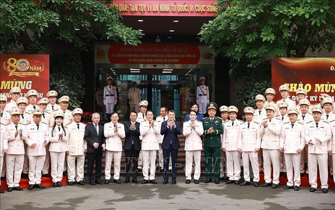 Thủ tướng Lê Minh Hưng với các đại biểu dự Lễ kỷ niệm 80 năm Ngày truyền thống lực lượng Cảnh sát hình sự. Ảnh: Dương Giang/TTXVN