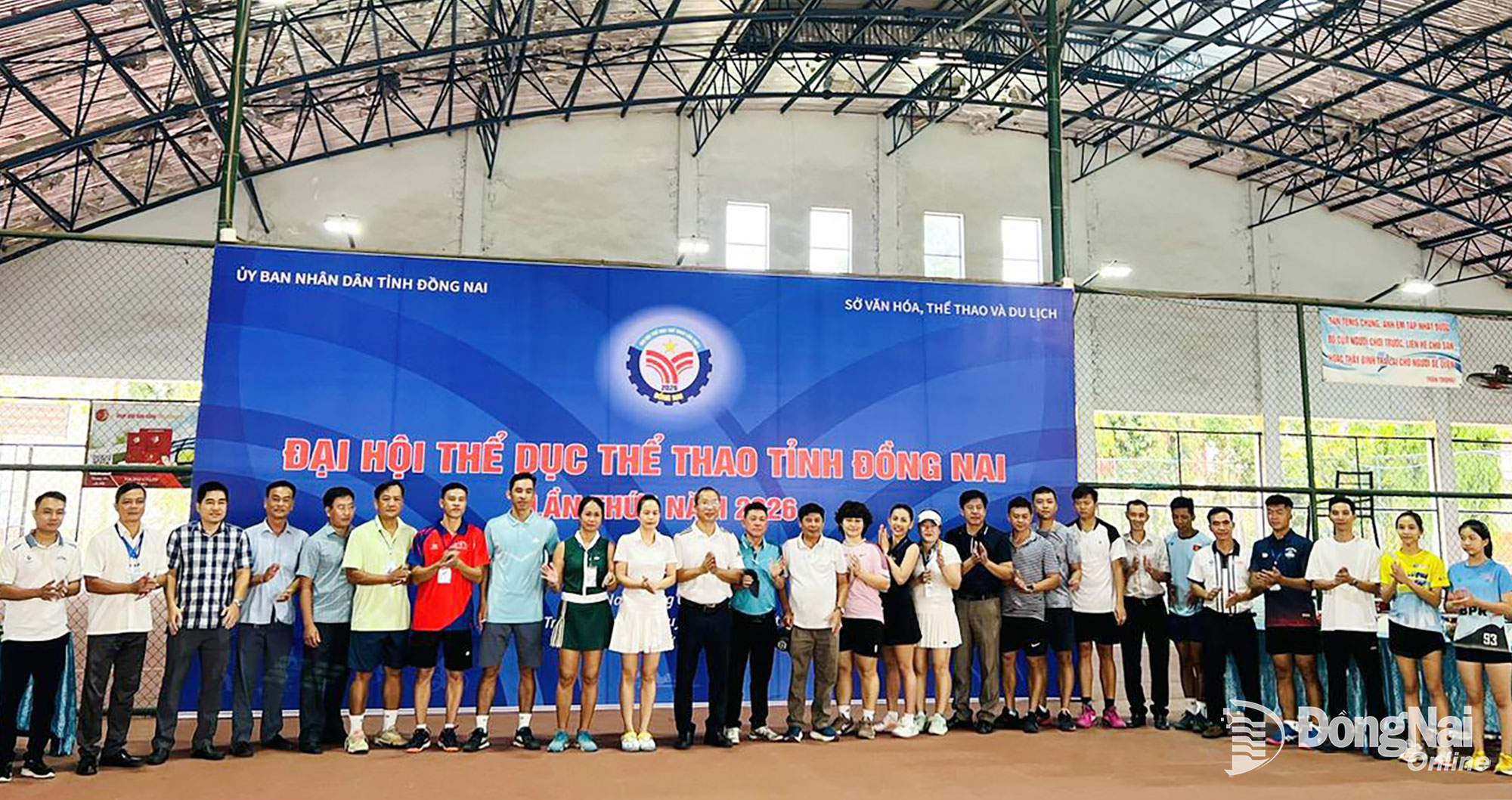 Chú thích ảnh: Ban tổ chức cùng các vận động viên tham gia tranh tài môn quần vợt. Ảnh: ĐVCC