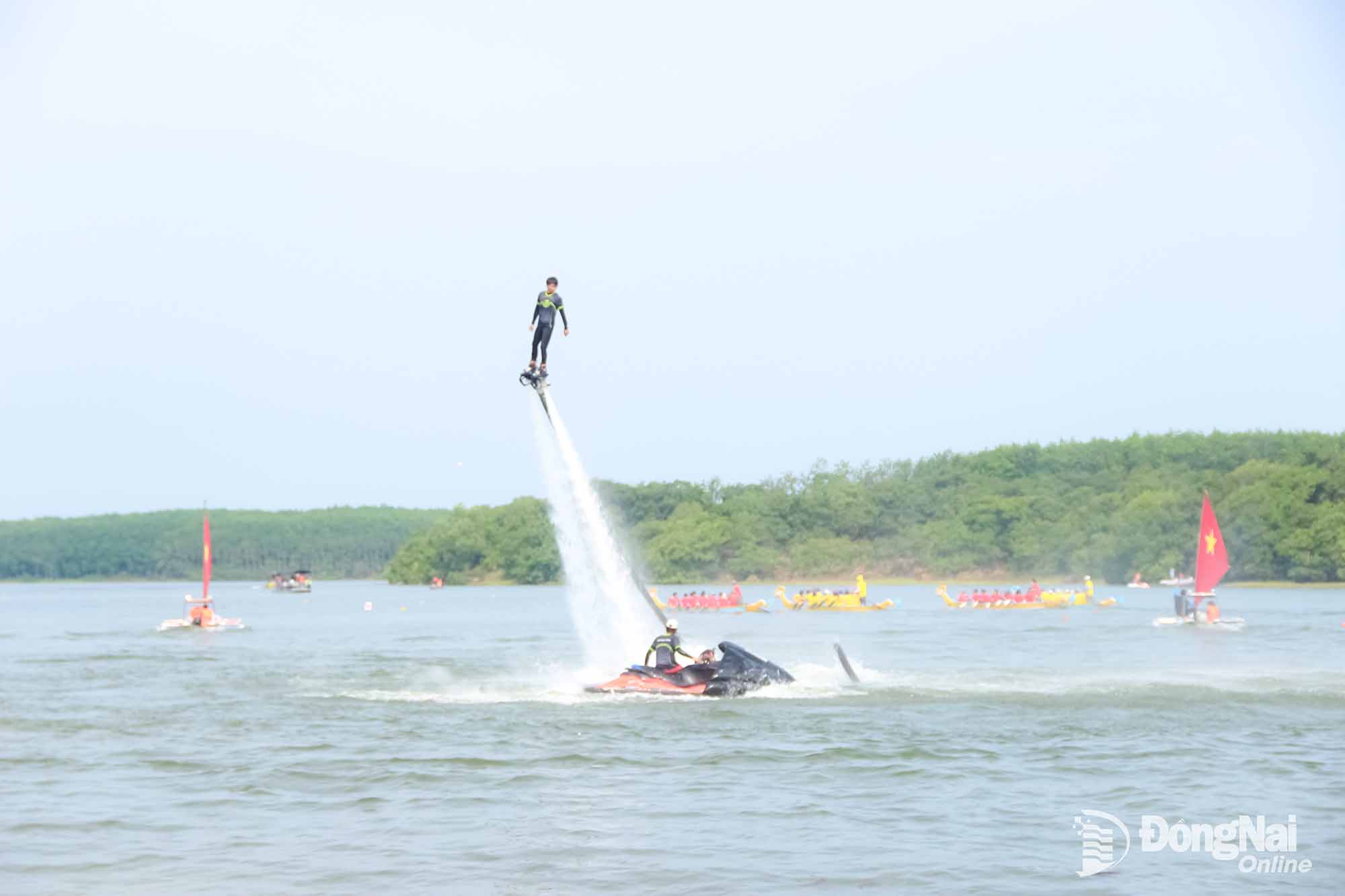 Recreational activities on Suoi Giai Lake. Photo: Xuan Tuc
