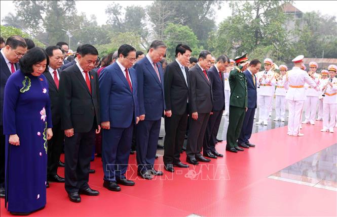 Lãnh đạo Đảng, Nhà nước và Đại biểu Quốc hội tưởng niệm các Anh hùng, liệt sĩ. Ảnh: Phạm Kiên/ TTXVN
