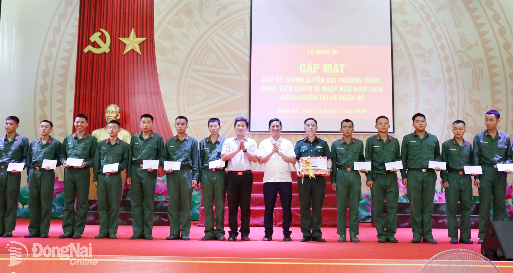 Lãnh đạo các địa phương tỉnh Đồng Nai tặng quà chiến sĩ mới đang huấn luyện tại Lữ đoàn 96. Ảnh: Nguyệt Hà