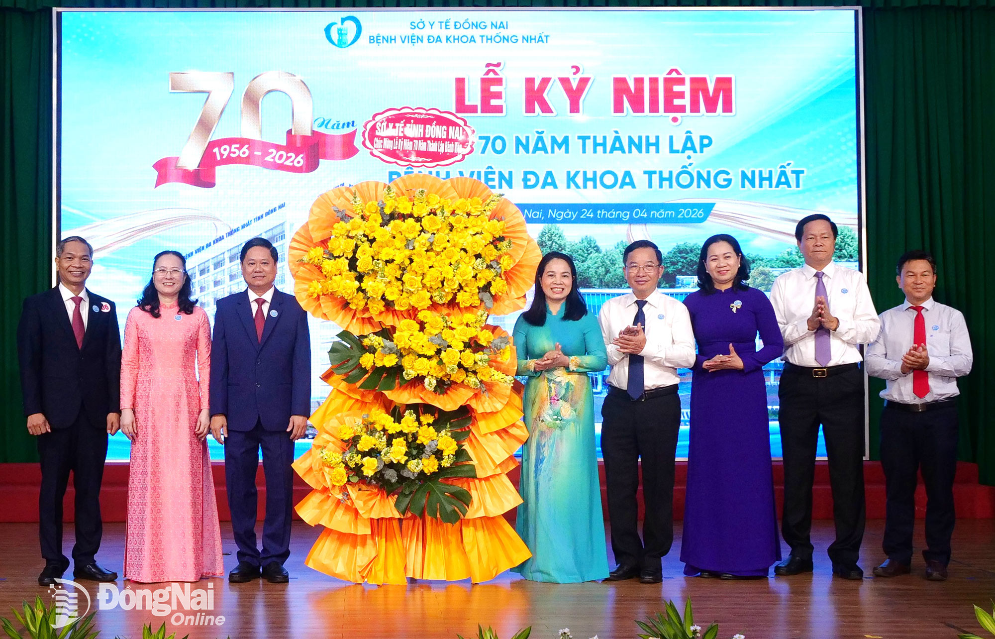 Ban Giám đốc Sở Y tế Đồng Nai tặng hoa chúc mừng bệnh viện. Ảnh: Hạnh Dung
