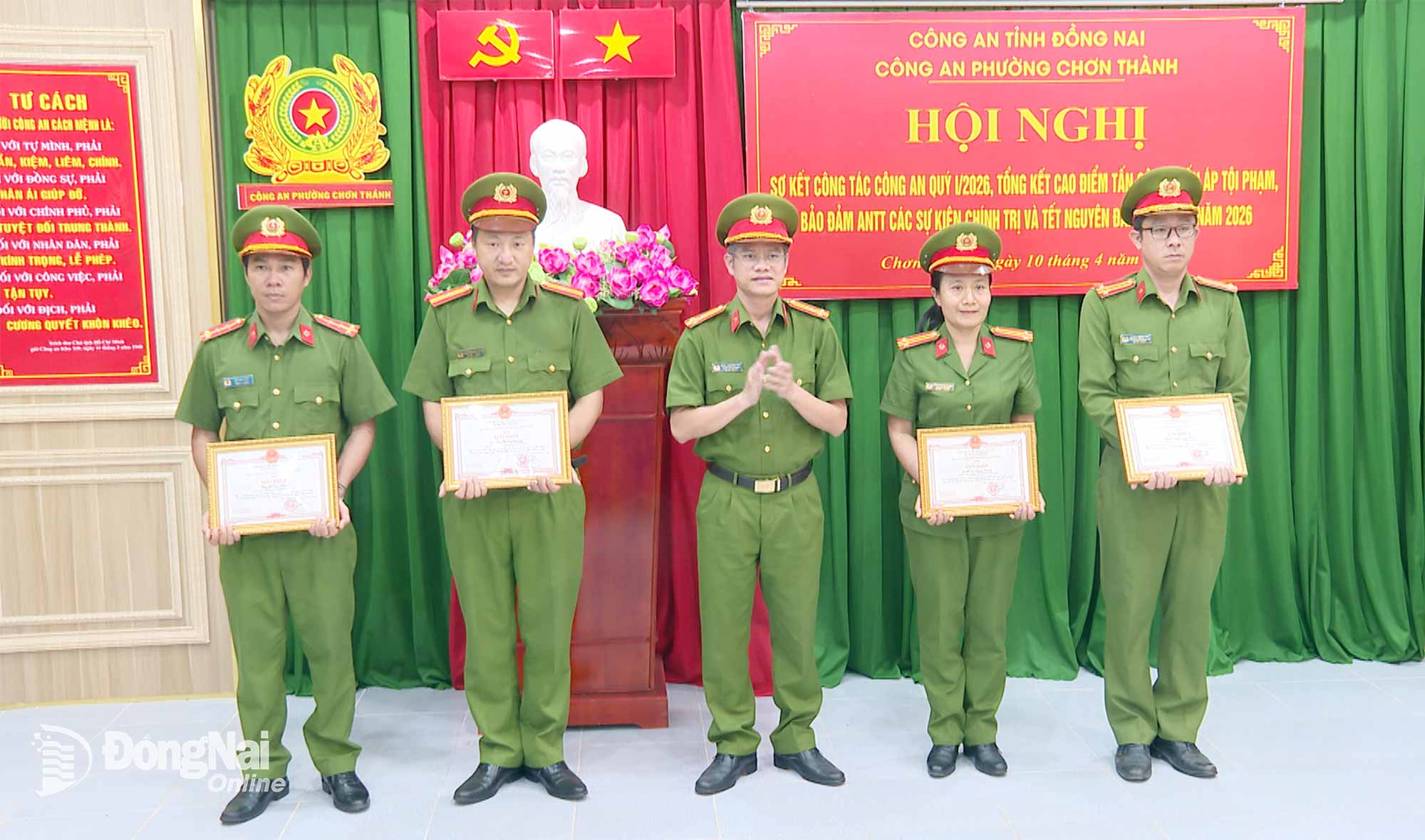 Khen thưởng các cá nhân có thành tích xuất sắc trong phát hiện, bắt giữ các đối tượng mua bán, tàng trữ và sử dụng trái phép chất ma túy. Ảnh: Đỗ Trình

