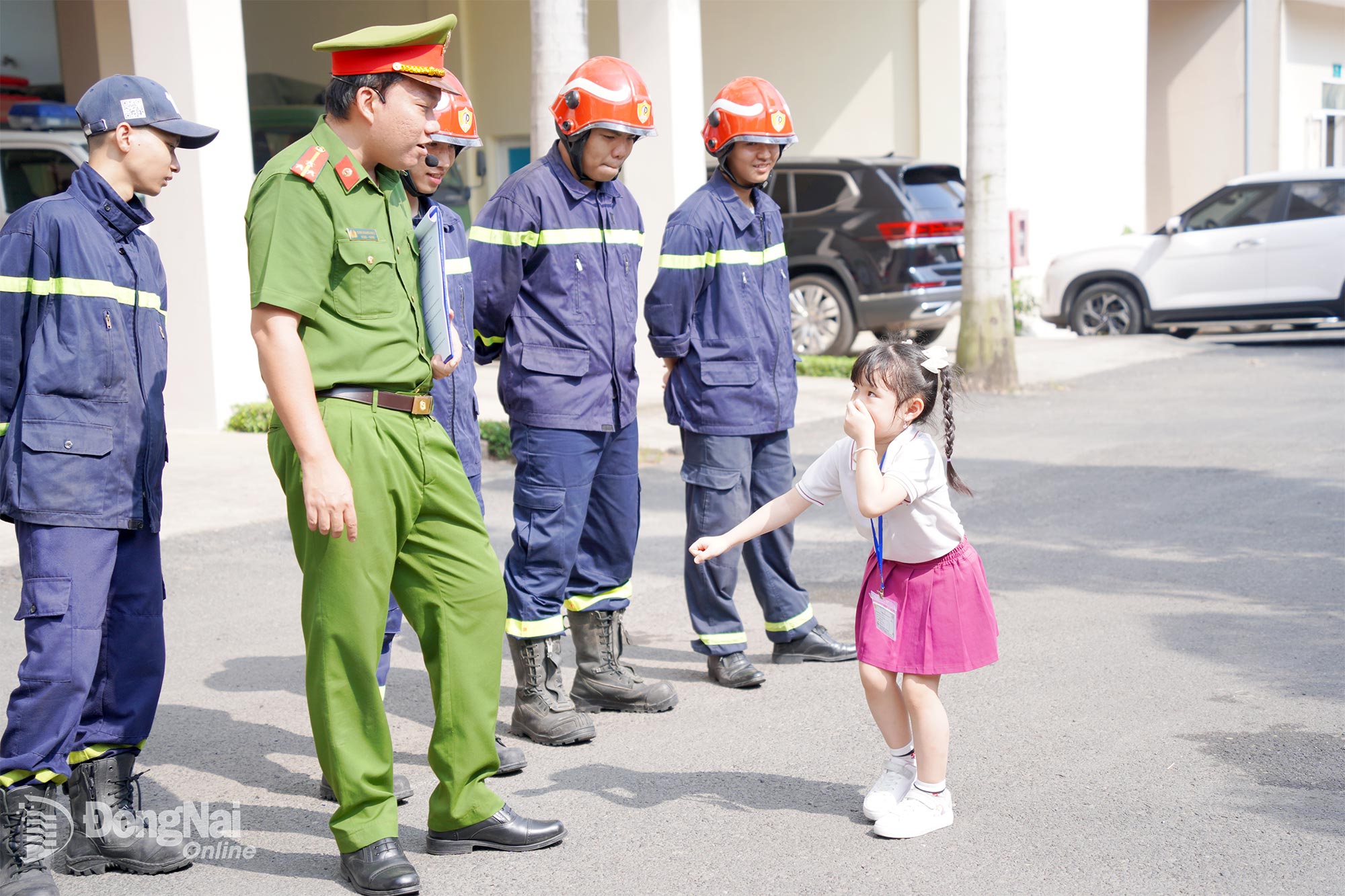 Cán bộ Phòng Cảnh sát phòng cháy, chữa cháy và cứu nạn, cứu hộ, Công an tỉnh hướng dẫn học sinh Trường mầm non Á Châu (ở phường Trấn Biên) kỹ năng thoát nạn. Ảnh: Lê Duy

