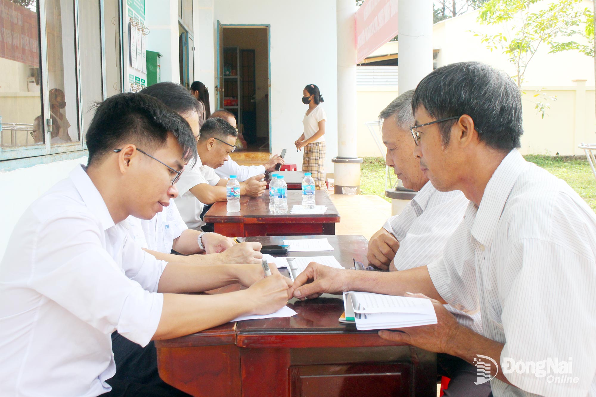 Các luật sư thuộc Đoàn Luật sư tỉnh Đồng Nai (bên trái) tư vấn pháp luật về đất đai cho người dân xã Tân Quan, tỉnh Đồng Nai. Ảnh minh họa: Đoàn Phú

