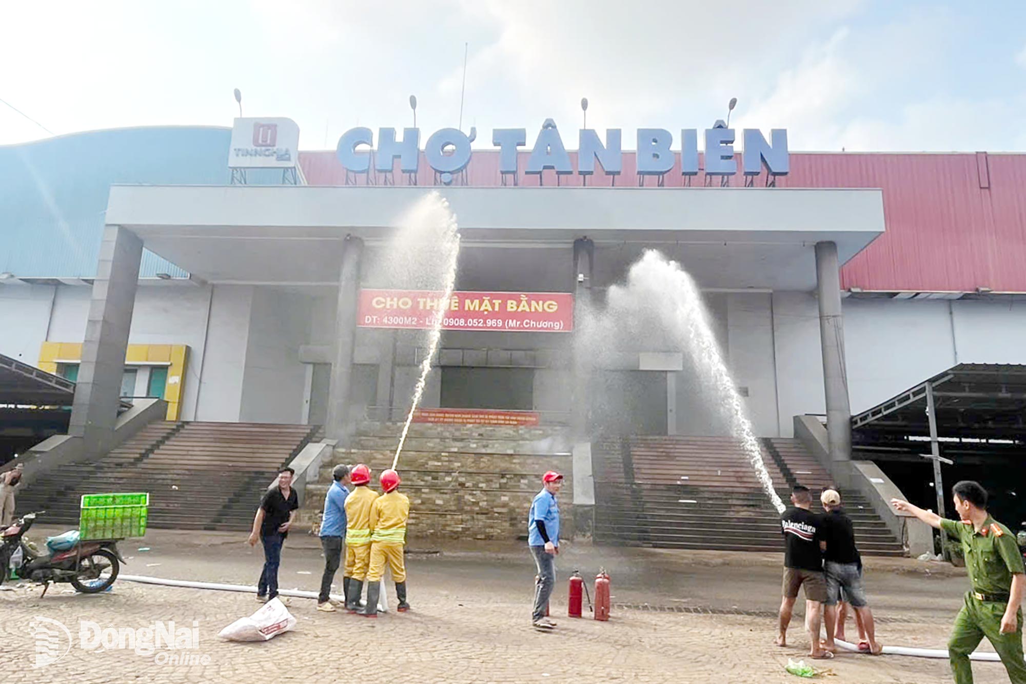 Diễn tập tình huống giả định sự cố tại chợ Tân Biên (phường Long Bình). Ảnh: C.T.V

