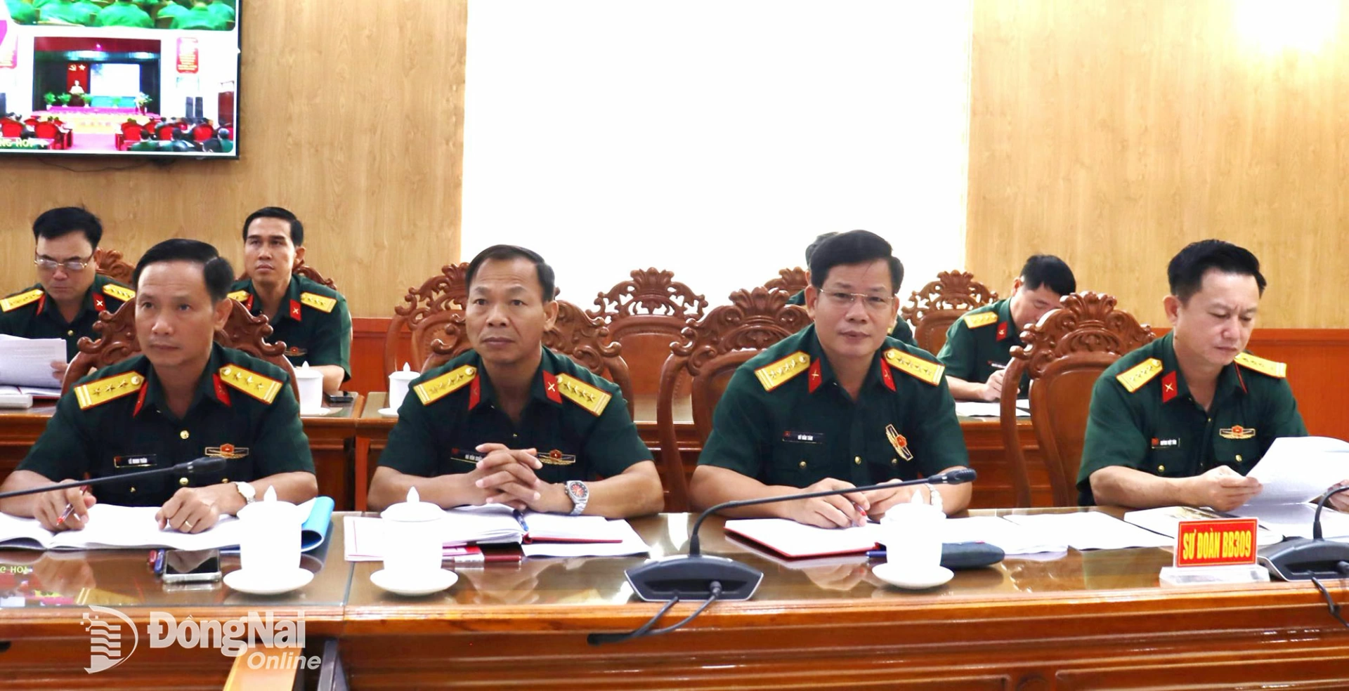 Thủ trưởng các đơn vị quân đội đóng tại Đồng Nai dự tại điểm cầu Bộ Chỉ huy Quân sự tỉnh. Ảnh: Nguyệt Hà