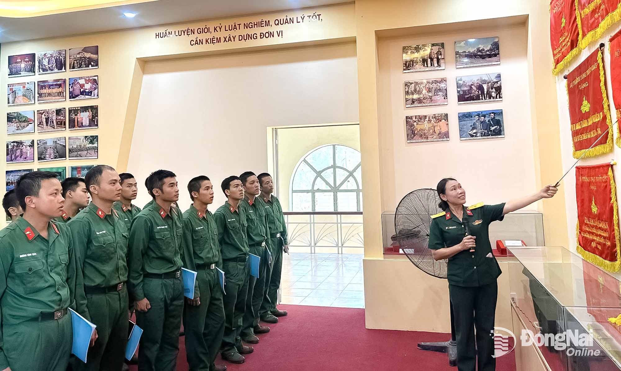 Tiết học thực tế của chiến sĩ mới tại phòng truyền thống đơn vị. Ảnh: ĐVCC