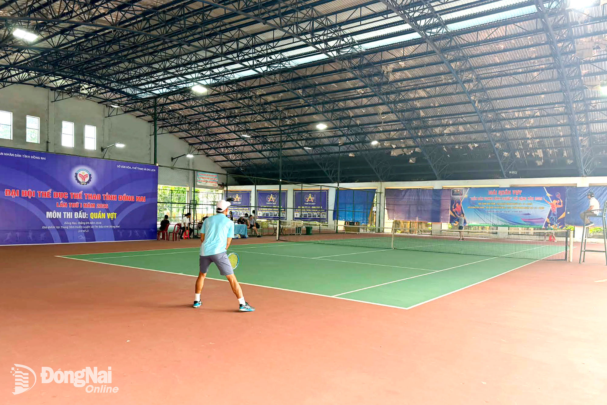 Các vận động viên thi đấu nội dung đơn nam môn quần vợt tại Đại hội Thể dục thể thao tỉnh Đồng Nai lần I năm 2026. Ảnh: ĐVCC
