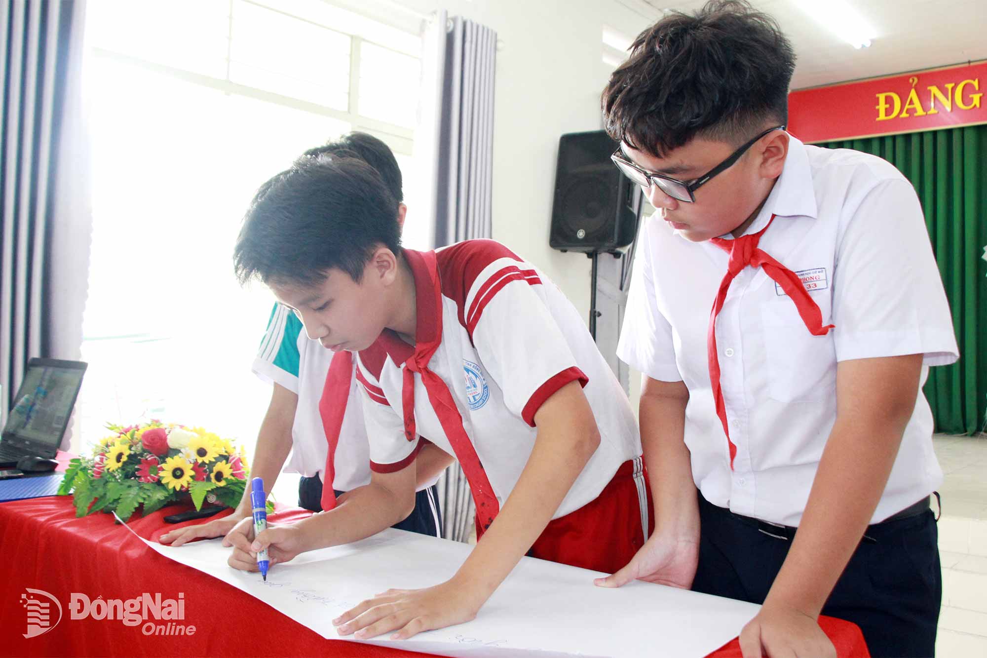 Học sinh Trường THCS Tân Phong (ở phường Tân Triều) thảo luận nhóm về các vấn đề liên quan đến bình đẳng giới trong lĩnh vực giáo dục và đào tạo tại buổi truyền thông. Ảnh: Nga Sơn

