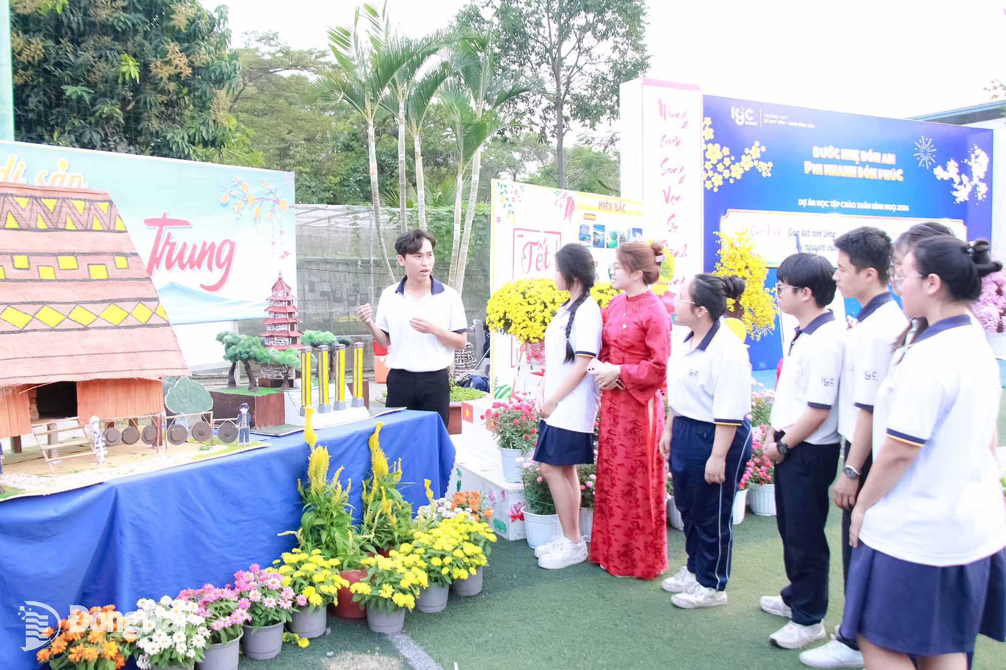 Học sinh Trường THPT Lê Quý Đôn - Long Bình Tân (phường Long Hưng) giới thiệu về Dự án học tập Hồn Việt: Gắn kết non sông - kỷ nguyên vươn mình trưng bày tại trường. Ảnh: Nga Sơn

