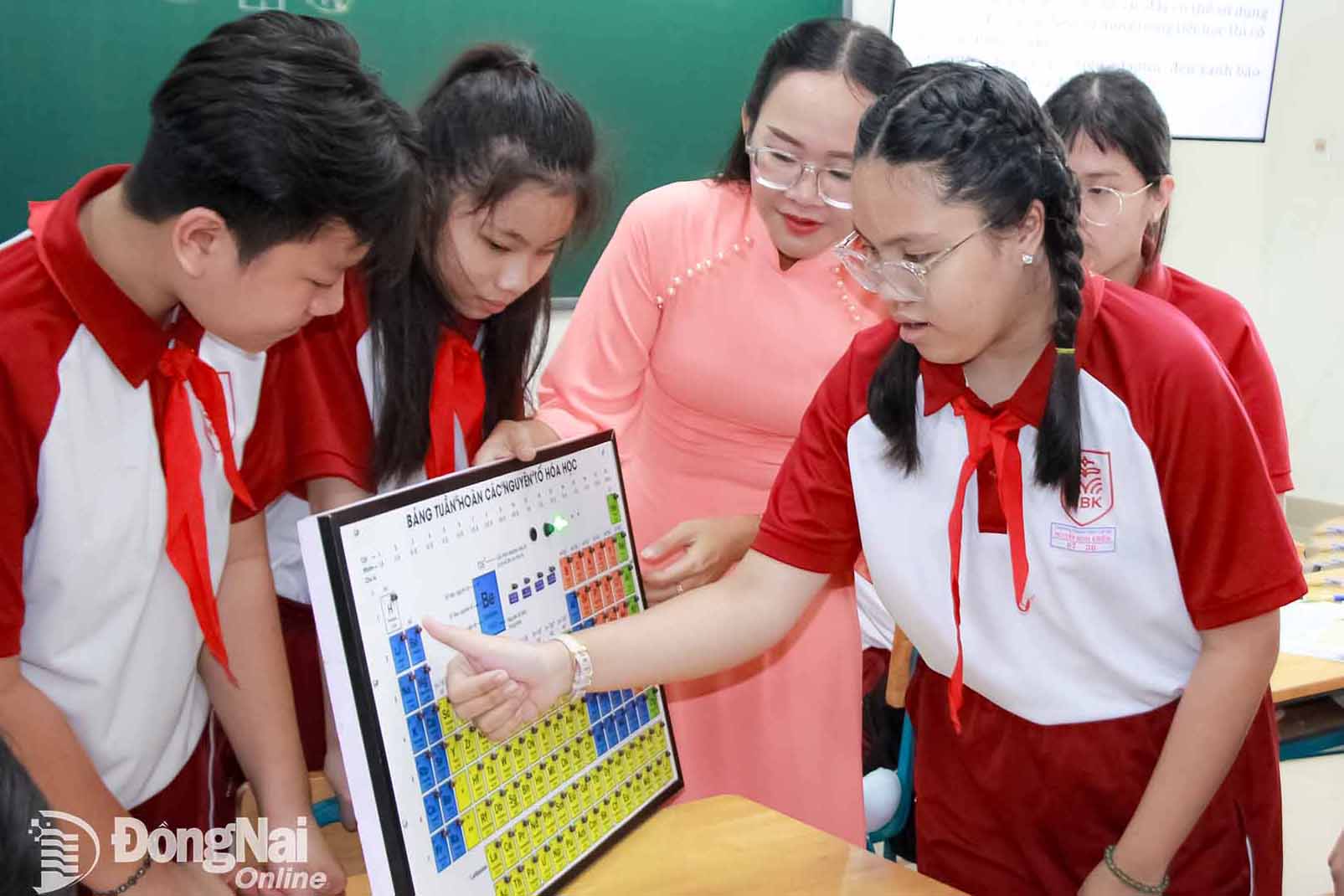 Students of Nguyen Binh Khiem Secondary School (Tran Bien Ward) experience the creative product Electronic Periodic Table of Elements. Photo: Nga Son