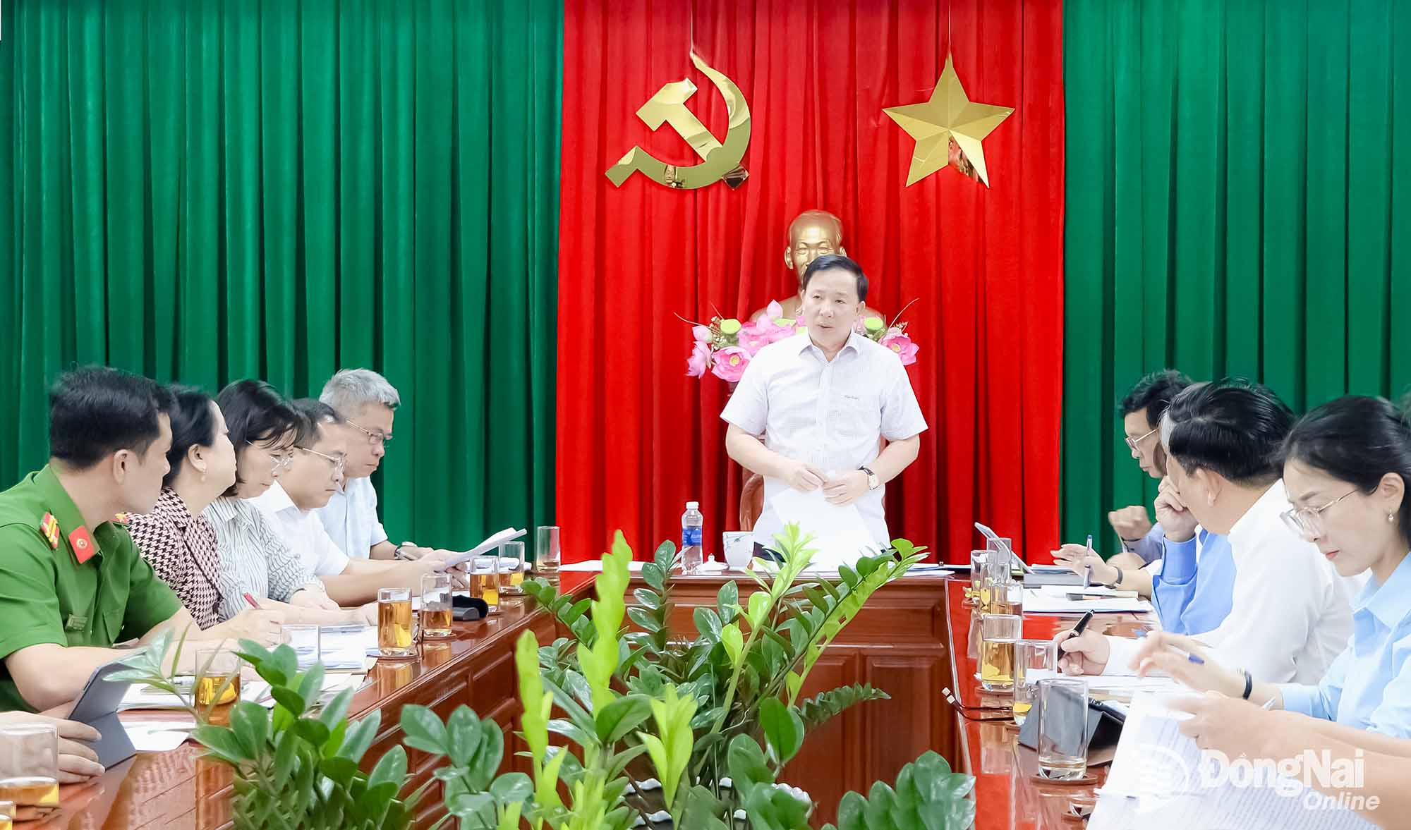 Deputy Secretary of the Provincial Party Committee, Chairman of the Provincial Peoples Committee, Head of the Provincial Steering Committee for State budget collection Nguyen Van Ut delivers directive speech at the meeting. Photo: Ngoc Lien

