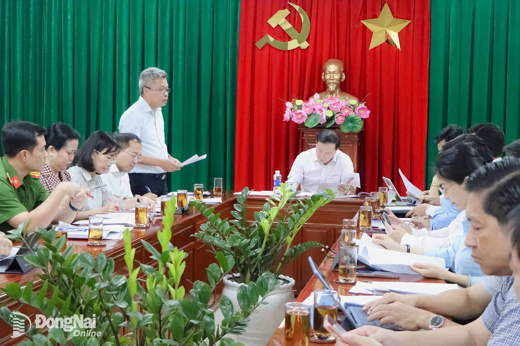 Permanent Deputy Head of the Steering Committee, Head of the Provincial Tax Department Nguyen Toan Thang reports on the State budget collection situation in the province. Photo: Ngoc Lien

