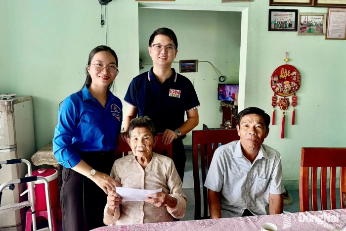 Báo và Phát thanh, Truyền hình Đồng Nai thăm, tặng quà Mẹ Việt Nam anh hùng Hồ Thị Vàng