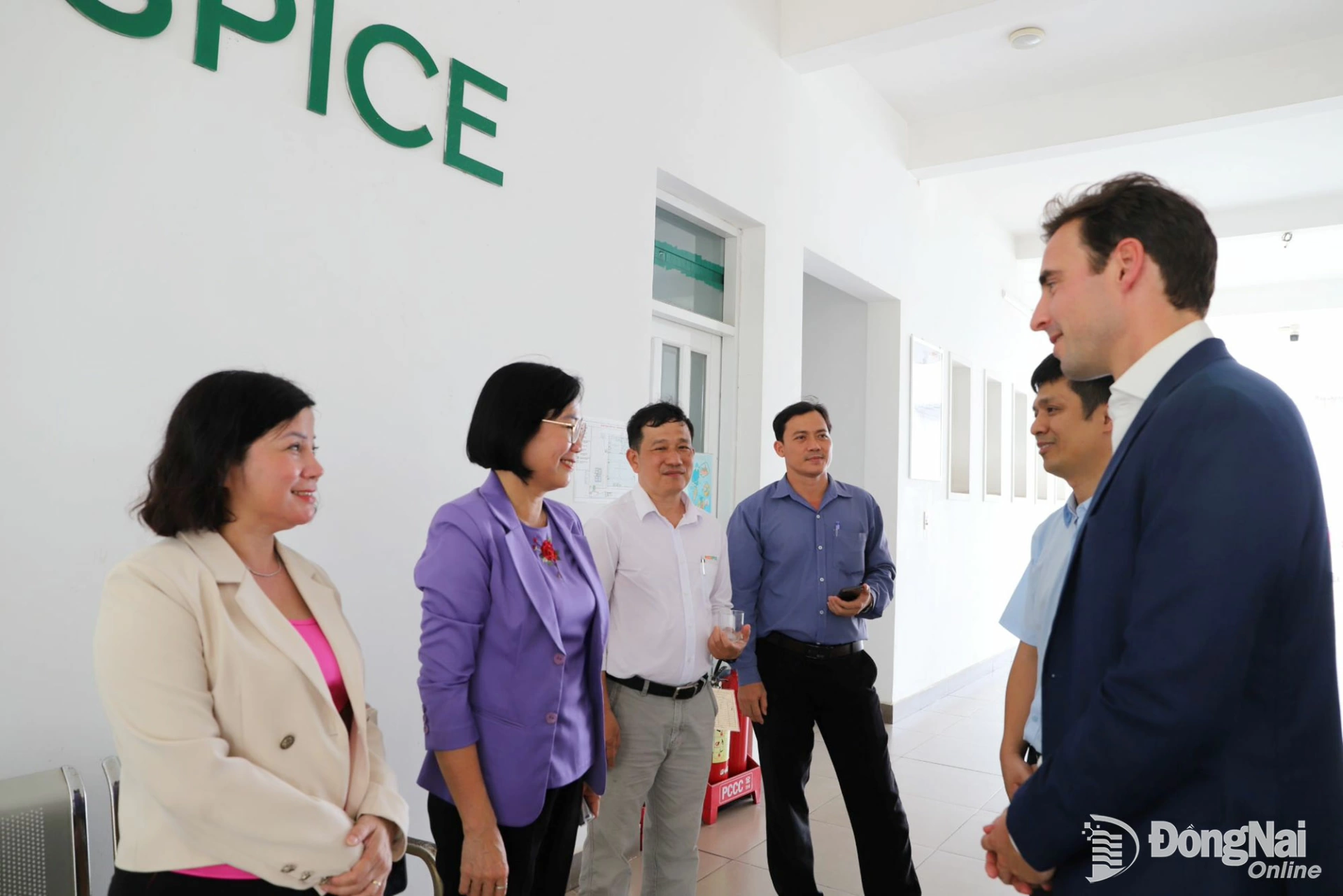 Tỉnh ủy viên, Phó Chủ tịch UBND tỉnh Nguyễn Thị Hoàng làm việc tại Công ty TNHH Nedspice Processing Việt Nam. Ảnh: B.Nguyên