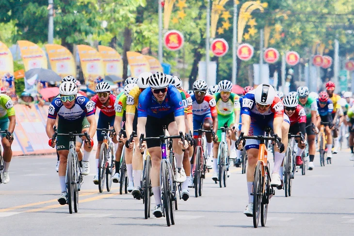 Marchuk Dzianis (Áo xanh, Kenda Đồng Nai) và Patrick Patterson (bên phải) về đích gần như cùng lúc. Ảnh: Cycling News