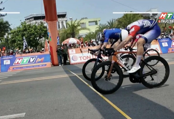 Patrick Patterson (620 Nông nghiệp Vĩnh Long, phía gần) chiến thắng sít sao trước Marchuk Dzianis (Kenda Đồng Nai) ở chặng 11. Ảnh chụp màn hình