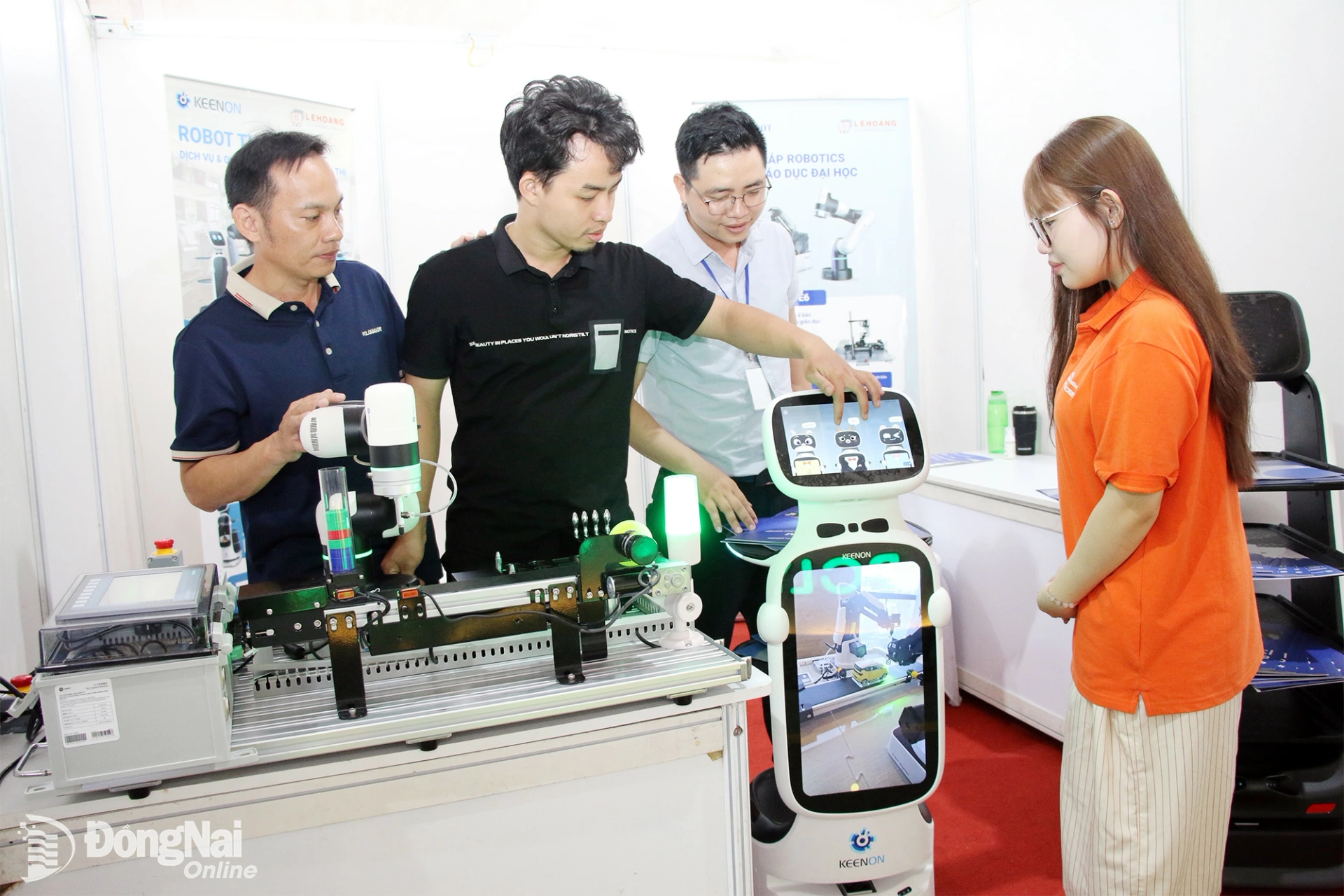 Các doanh nghiệp giới thiệu các sản phẩm công nghệ số, đổi mới sáng tạo tại sự kiện Techfest Dong Nai 2025. Ảnh: Hải Quân