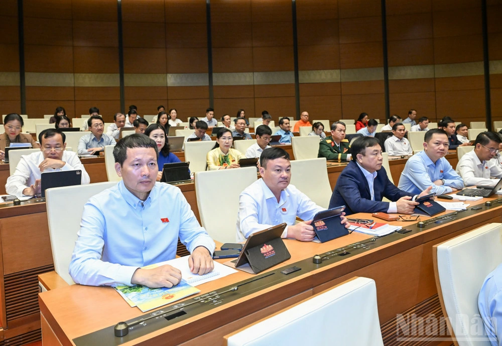 Quốc hội thảo luận tại hội trường sáng 21/4. (Ảnh: DUY LINH)
