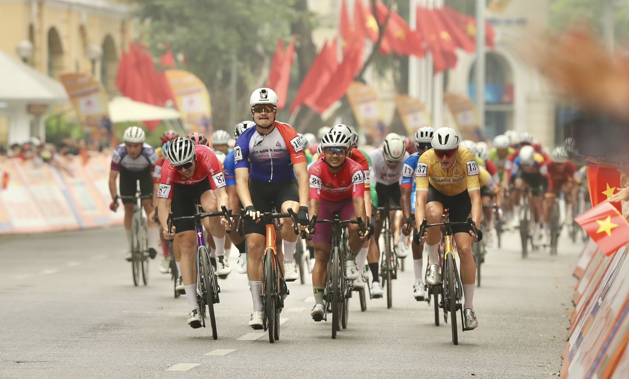 Ngoại binh Marchuk Dzianis (Kenda Đồng Nai, áo đỏ, bìa trái) cùng tốp đông rút về đích. Ảnh: Cycling News