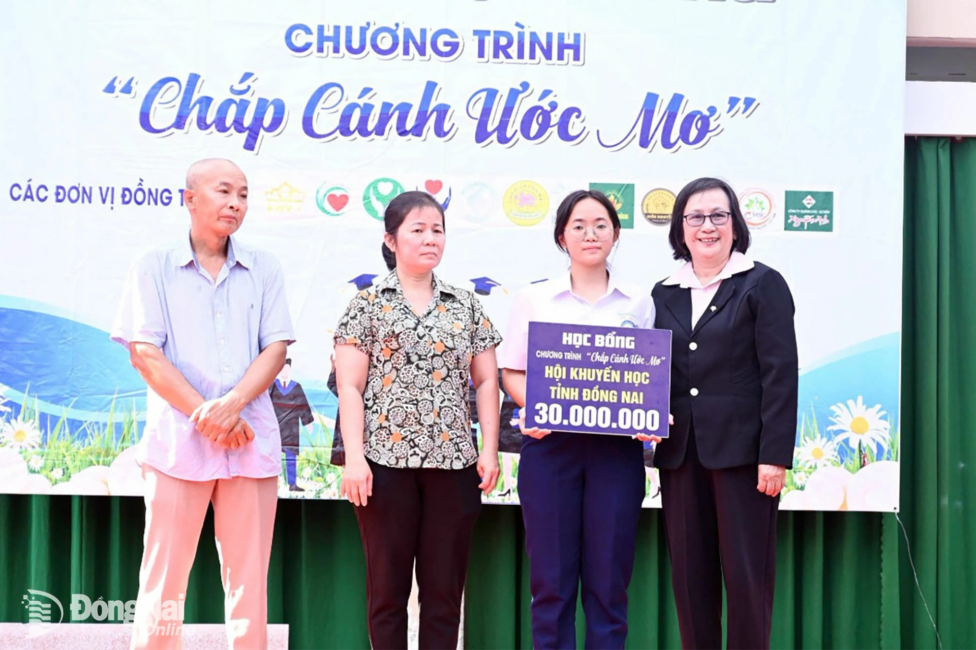 Bà Nguyễn Thị Ngọc Dung, Phó Chủ tịch Hội khuyến học tỉnh Đồng Nai trao học bổng khuyến học trị giá 30 triệu đồng cho em Tăng Hoàng Tuyết. Ảnh: Thu Hiền