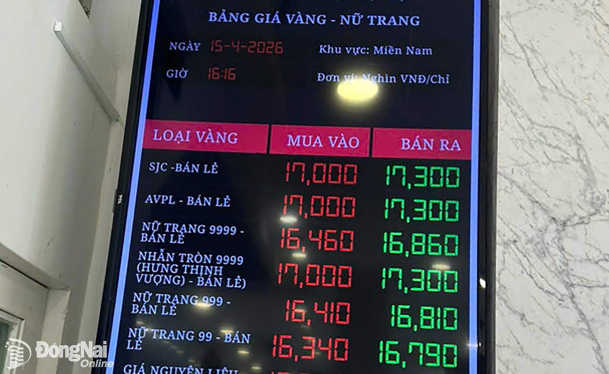 Bảng giá vàng ghi nhận tại một trung tâm kim hoàn ở phường Trấn Biên vào cuối giờ chiều 15-4. Ảnh: Hải Quân