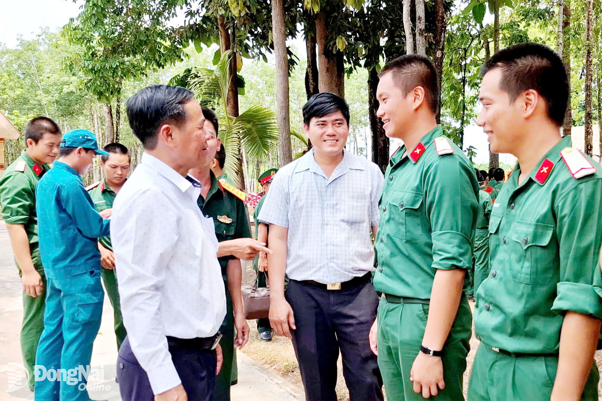 Phó Bí thư Thường trực Đảng ủy xã Phú Hòa Đinh Kim Tuấn (trái) thăm hỏi, động viên các chiến sĩ mới tại Trung đoàn 736 (Bộ Chỉ huy Quân sự tỉnh Đồng Nai). Ảnh: Lê Trung