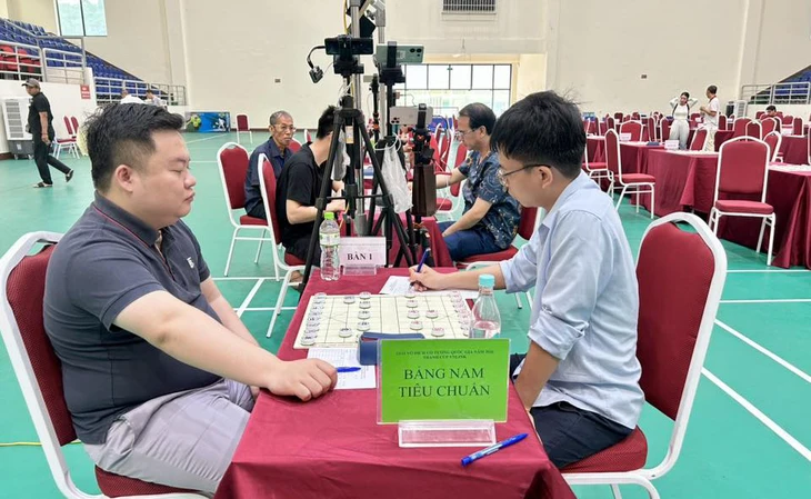 Hà Văn Tiến (Đồng Nai) đánh bại Phí Mạnh Cường (Quảng Ninh, phải) ở bán kết. Ảnh: TLKĐ