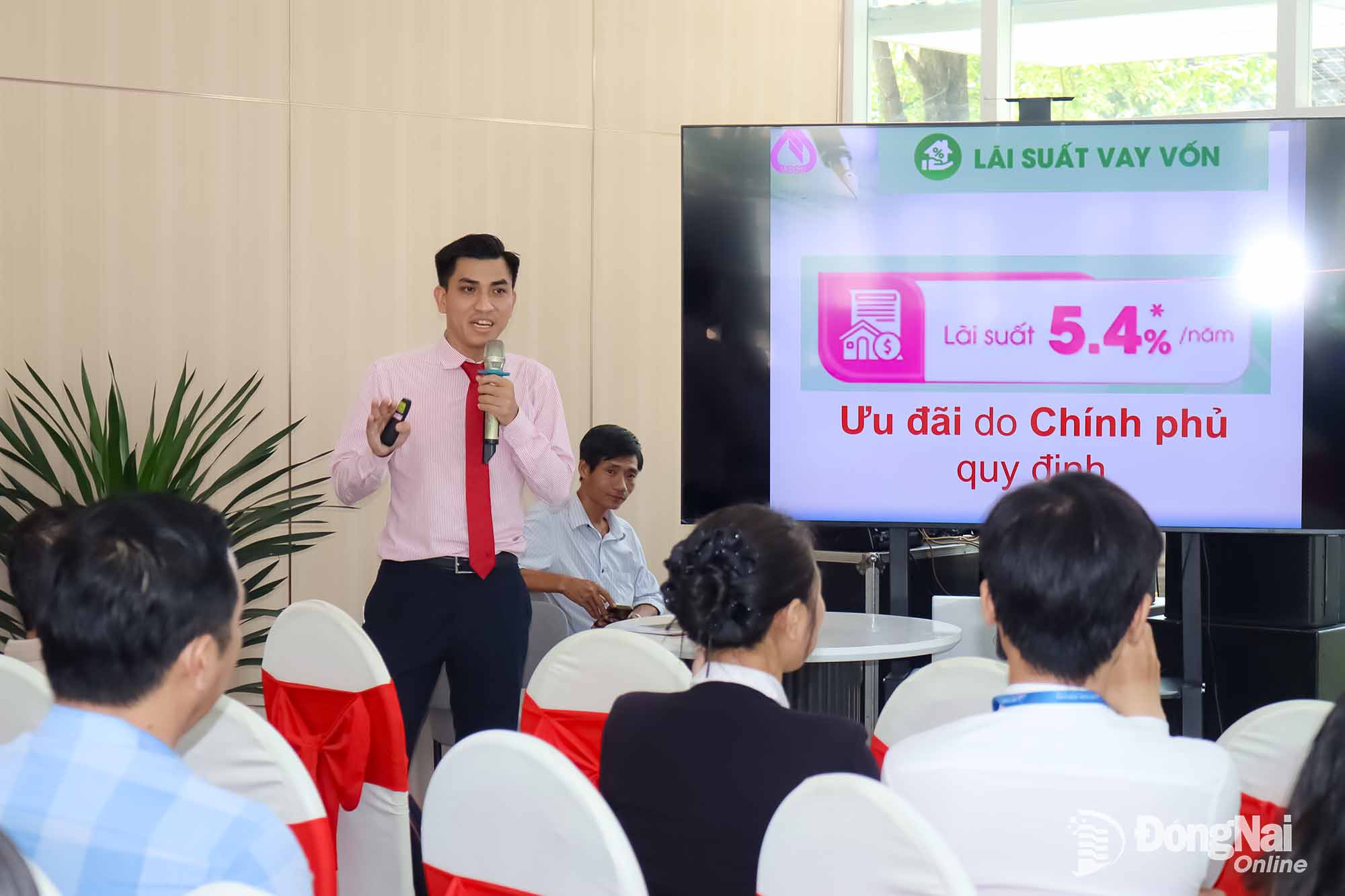 A representative of Dong Nai branch of the Vietnam Bank for Social Policies disseminates regulations on preferential interest rate loans for purchasing social housing to the public. Photo: Hoang Loc


