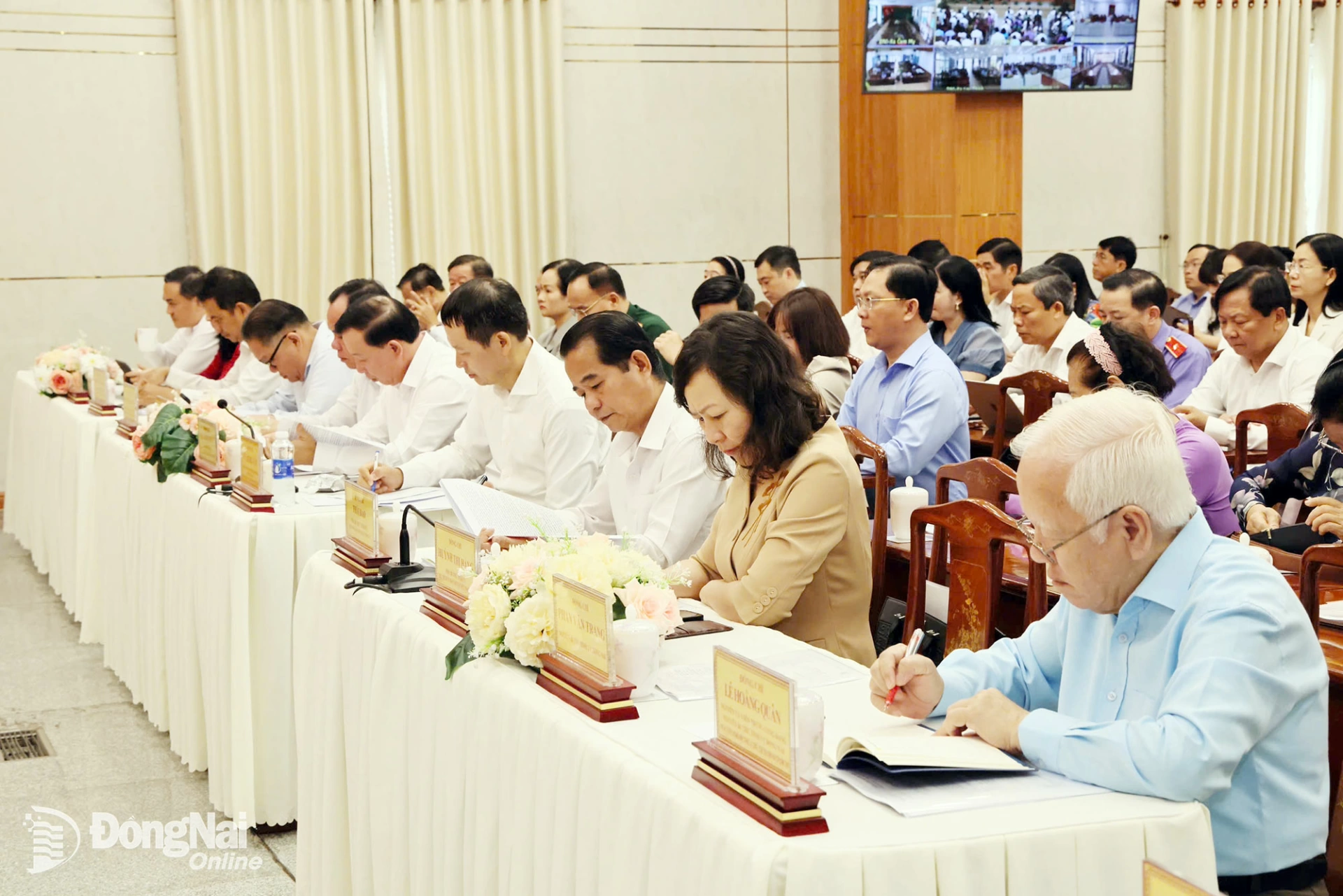 Các đồng chí lãnh đạo, nguyên lãnh đạo tỉnh dự hội nghị tại điểm cầu Hội trường lớn Tỉnh ủy. Ảnh: Công Nghĩa