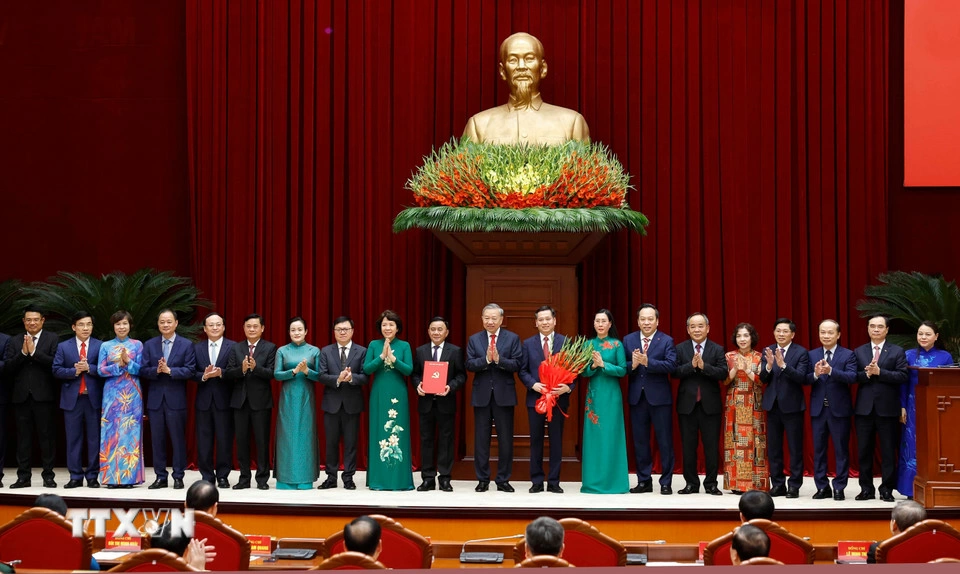Tổng Bí thư, Chủ tịch nước Tô Lâm trao Quyết định chỉ định tham gia Ban Chấp hành, Ban Thường vụ, Bí thư, Phó Bí thư Đảng ủy các cơ quan Đảng Trung ương nhiệm kỳ 2025-2030. (Ảnh: Thống Nhất/TTXVN)