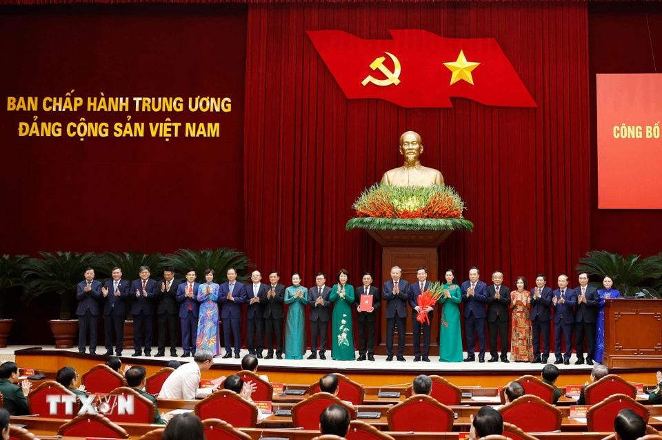 Tổng Bí thư, Chủ tịch nước Tô Lâm trao Quyết định chỉ định tham gia Ban Chấp hành, Ban Thường vụ, Bí thư, Phó Bí thư Đảng ủy các cơ quan Đảng Trung ương nhiệm kỳ 2025-2030. (Ảnh: Thống Nhất/TTXVN)