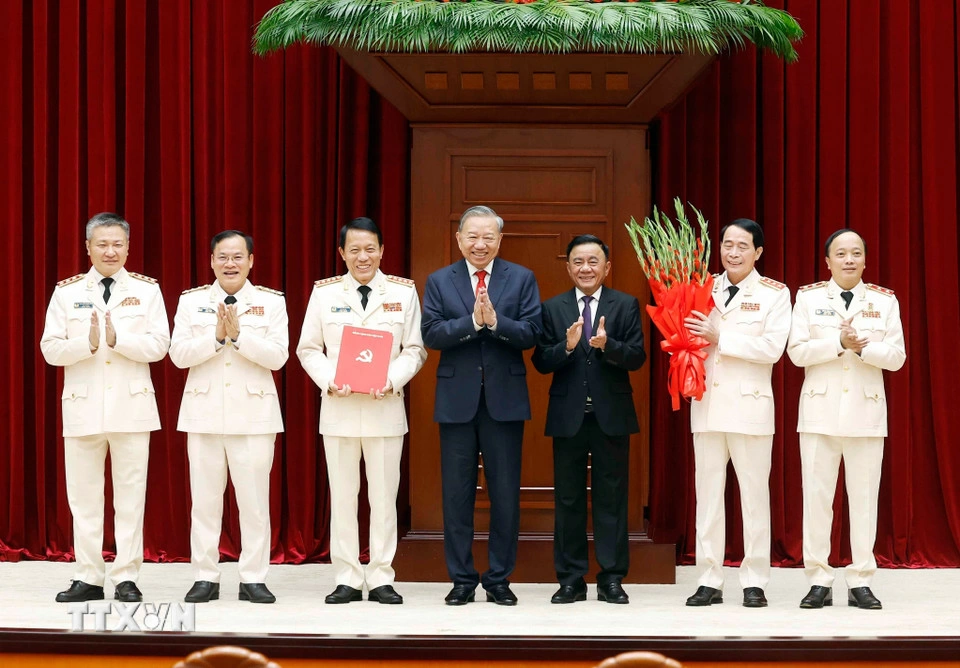 Tổng Bí thư, Chủ tịch nước Tô Lâm trao Quyết định chỉ định tham gia Ban Chấp hành, Ban Thường vụ, Bí thư, Phó Bí thư Đảng uỷ Công an Trung ương nhiệm kỳ 2025-2030. (Ảnh: Thống Nhất/TTXVN)