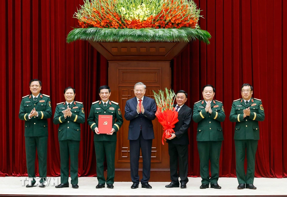 Tổng Bí thư, Chủ tịch nước Tô Lâm trao Quyết định chỉ định tham gia Quân uỷ, Ban Thường vụ, Bí thư, Phó Bí thư Quân uỷ Trung ương nhiệm kỳ 2025- 2030. (Ảnh: Thống Nhất/TTXVN)